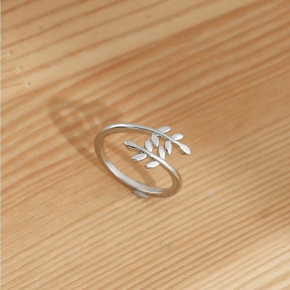 🌿 Free w/ any order! SHEIN Leaf Toe Ring